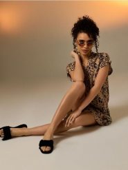 Skórzane klapki z kokardą - czarny. Czarne klapki Sinsay, bez wzorów, bez obcasa. Za 69.99 zł.