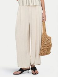 ONLY Spodnie materiałowe Siesta 15373197 Kremowy Regular Fit. Białe szorty Only, bez wzorów, z materiału. Za 169.99 zł.