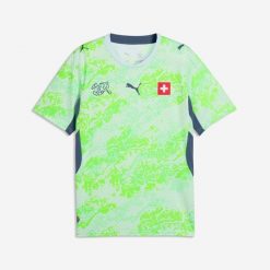 Koszulka piłkarska replika Puma Szwajcaria Mistrzostwa Świata 2026 wyjazdowa. Bluzki DECATHLON, m, bez wzorów, sportowe, bez kołnierzyka, bez ramiączek. Za 449.99 zł.