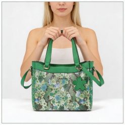 Torebka damska Laura Vita, z materiału syntetycznego z ozdobnym wzorem kwiatowym krótkie uchwyty do noszenia w dłoni regulowany pasek na ramię dekora. Zielone torby na ramię Laura Vita, bez wzorów, z materiału, na ramię, bez dodatków. Za 319.00 zł.