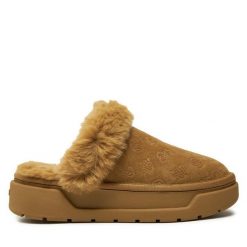 Kapcie Guess. Brązowe obuwie domowe Guess, z aplikacjami, bez zapięcia. Za 739.99 zł.