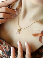 Pierres delicates Pozłacany naszyjnik z zawieszką - dł. 45 cm rozmiar: onesize. Białe naszyjniki Pierres delicates, z cyrkonią, pozłacane. Za 43.99 zł.