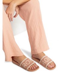 Sandały dla Kobiety SLIPPY KNIT Brązowy. Brązowe sandały Roxy, bez wzorów, z dzianiny, bez obcasa, bez zapięcia. Za 99.99 zł.