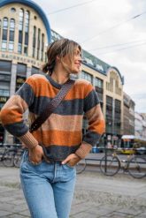 Ciepły Sweter w Bloki Kolorystyczne - Model 4. Swetry MOE, l, bez wzorów, z materiału, bez ramiączek. Za 214.90 zł.