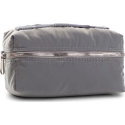 Kosmetyczka CALVIN KLEIN JEANS - Pilot Silver Washbag K40K400733 910. Szare kufry i kosmetyczki Calvin Klein Jeans, bez wzorów, z jeansu, bez dodatków. W wyprzedaży za 229.00 zł.