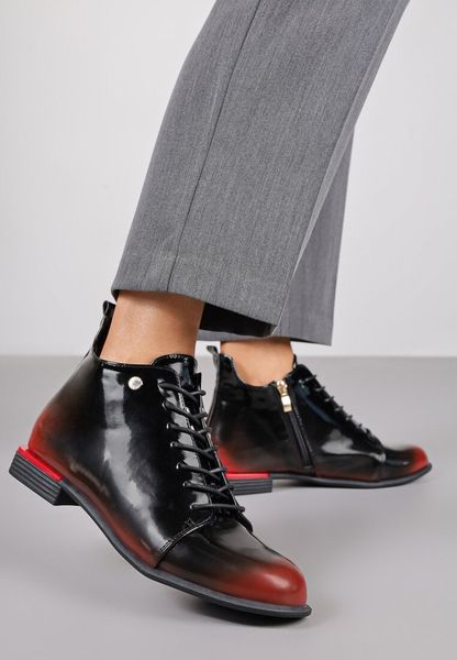 Czarno-Czerwone Lakierowane Botki Vices w Stylu Trzewików Jenisse. Czarne botki Born2be, bez wzorów, z jeansu, bez obcasa, na płaskiej podeszwie, bez zapięcia. Za 99.99 zł.