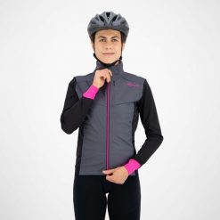 Zimowa softshellowa kurtka rowerowa damska Rogelli CONTENTA. Czarne kurtki sportowe Rogelli, na zimę, m, bez wzorów, bez kaptura, rowerowe. Za 225.00 zł.