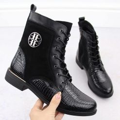 Skórzane botki damskie lakierowane kroko czarne Filippo DBT4917. Czarne botki Filippo, bez wzorów, z lakierowanej skóry, bez obcasa, bez zapięcia. Za 160.00 zł.