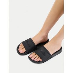 Klapki Hunter. Czarne klapki Hunter, bez wzorów, bez obcasa. Za 119.99 zł.