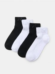 Prążkowane skarpetki 4 pack - biały. Białe skarpety Sinsay, bez wzorów, prążkowane. Za 12.99 zł.