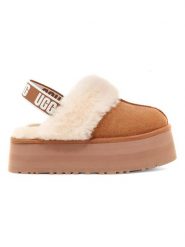 UGG Skórzane kapcie "Funkette" w kolorze jasnobrązowym rozmiar: 41. Brązowe obuwie domowe UGG, bez wzorów, z wełny, bez zapięcia. Za 516.34 zł.