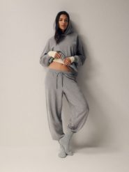 4F Bluza dresowa loose z kapturem damska - szara L. Szare bluzy 4f, l, bez wzorów, z dresówki, z kapturem. Za 189.99 zł.