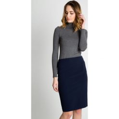 Ołówkowa spódnica w kolorze granatowym KLASYKA BIALCON. Białe spódnice KLASYKA BIALCON, uniwersalny, bez wzorów, eleganckie, mini, koszulowe. Za 155.00 zł.