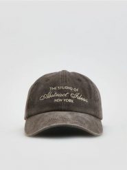 Czapka z haftem - fioletowy. Fioletowe czapki Reserved, bez wzorów. Za 59.99 zł.