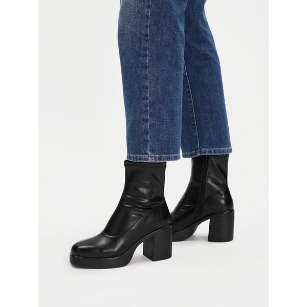 Botki JENNY. Czarne botki Jenny, bez wzorów, bez obcasa, na słupku, bez zapięcia. Za 179.99 zł.