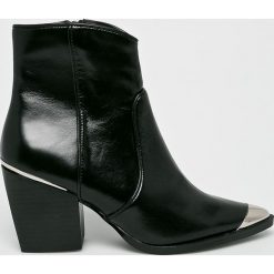 Steve Madden - Botki Preston. Czarne botki Steve Madden, bez wzorów, z materiału, bez obcasa, bez zapięcia. W wyprzedaży za 539.90 zł.