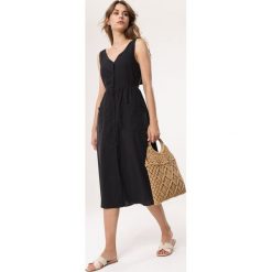 Czarna Sukienka Close In. Czarne sukienki Born2be, na co dzień, l, bez wzorów, z bawełny, bez kołnierzyka, bez ramiączek, maxi, proste. Za 59.99 zł.