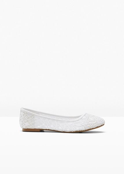 Baleriny z koronką. Białe baleriny bonprix, bez wzorów, z koronki, bez obcasa. Za 74.99 zł.