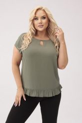 Oliwkowa kimonowa bluzka z falbanką PLUS SIZE XXL. Zielone bluzki Nasi partnerzy, plus size, bez wzorów, z elastanu, eleganckie, bez kołnierzyka, plus size, bez ramiączek. Za 169.90 zł.