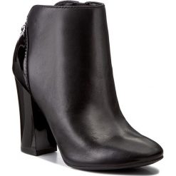 Botki GUESS - Luana FLLUA3 LEA09 BLACK. Czarne botki Guess, z aplikacjami, z materiału, bez obcasa, na obcasie, bez zapięcia. W wyprzedaży za 409.00 zł.