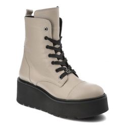 Beżowe Botki Karino Stylowe Buty Damskie Na Platformie. Brązowe botki Karino, bez wzorów, ze skóry, bez obcasa, na obcasie, bez zapięcia. Za 499.00 zł.