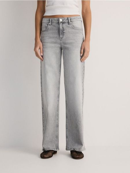 Jeansy straight leg - jasnoszary. Szare jeansy Reserved, bez wzorów. W wyprzedaży za 89.99 zł.