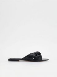 Klapki z imitacji skóry - czarny. Czarne klapki Reserved, bez wzorów, ze skóry, bez obcasa. W wyprzedaży za 39.99 zł.