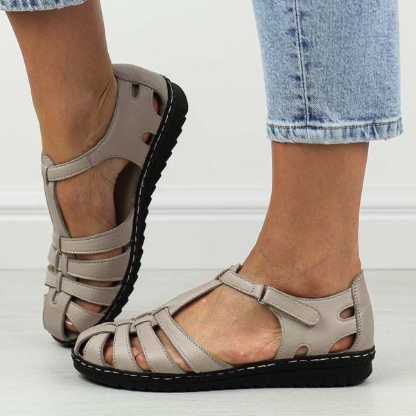 Szare skórzane sandały damskie z zakrytymi palcami T.Sokolski A88. Szare sandały Sokolski, bez wzorów, ze skóry, bez obcasa, na obcasie, bez zapięcia. Za 289.00 zł.