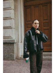 Trendyol Kurtka w kolorze czarnym ze skóry syntetycznej rozmiar: M. Czarne kurtki Trendyol, m, bez wzorów, ze skóry, bez kaptura. Za 78.99 zł.