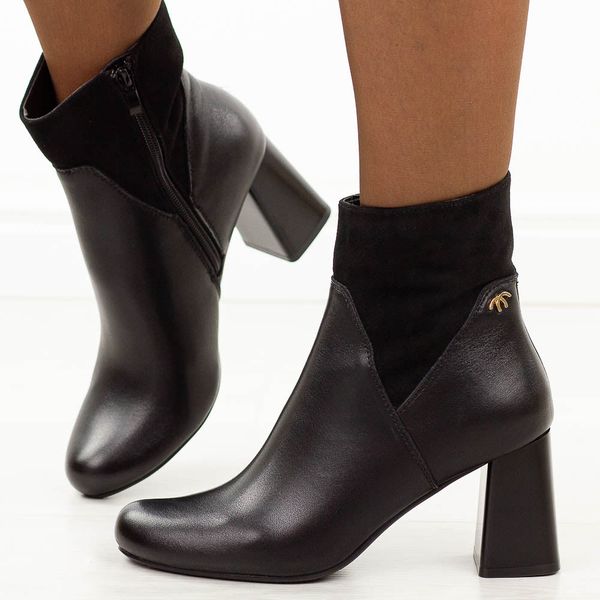 Czarne skórzane botki damskie na słupku M.Daszyński Ol21-1. Czarne botki M.Daszyński, na jesień, z aplikacjami, z jeansu, z okrągłym noskiem, bez obcasa, na obcasie, bez zapięcia. Za 259.00 zł.