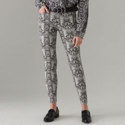 Jeansy skinny z wężowym motywem - Biały. Białe jeansy Mohito, bez wzorów. W wyprzedaży za 29.99 zł.