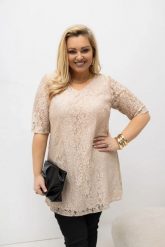 Beżowa tunika wizytowa Larise z eleganckiej koronki PLUS SIZE XXL OVERSIZE WIOSNA. Brązowe tuniki Moda Size Plus Iwanek, do pracy, na wiosnę, plus size, bez wzorów, z elastanu, biznesowe, bez kołnierzyka, plus size, bez ramiączek. Za 199.90 zł.
