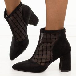 Czarne zamszowe botki damskie DiA 52-944. Czarne botki DiA, na jesień, bez wzorów, z jeansu, bez obcasa, na obcasie, bez zapięcia. Za 299.00 zł.