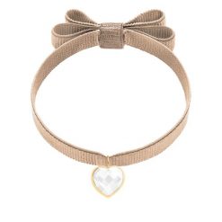 Bransoletka z pozłacanym sercem z mlecznym kryształem na podwójnej wstążce w kolorze kości słoniowej. Białe bransoletki Lilou, pozłacane. Za 128.00 zł.