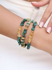 Pierres de Jade Pozłacana bransoletka z elementami ozdobnymi rozmiar: onesize. Zielone bransoletki Pierres de Jade, z cytrynem, pozłacane. Za 43.99 zł.