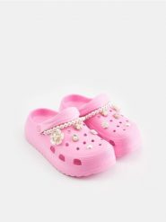 Klapki - różowy. Czerwone klapki Sinsay, bez wzorów, z okrągłym noskiem, bez obcasa. Za 49.99 zł.