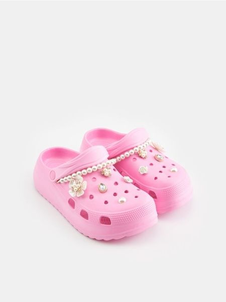 Klapki - różowy. Czerwone klapki Sinsay, bez wzorów, z okrągłym noskiem, bez obcasa. Za 49.99 zł.