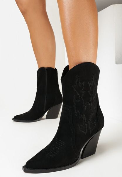 Czarne Botki Kowbojki na Stożku Ozdobione Haftem Torinora. Czarne botki Born2be, bez wzorów, z jeansu, bez obcasa, na obcasie, bez zapięcia. Za 159.99 zł.