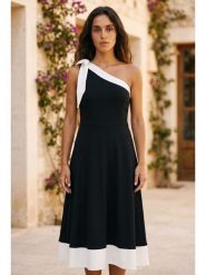 SOULSHAE Sukienka w kolorze czarnym rozmiar: XXL/3XL. Czarne sukienki SOULSHAE, xl, bez wzorów, bez kołnierzyka, bez ramiączek, midi, rozkloszowane. Za 184.95 zł.