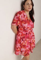 Różowa Sukienka w Abstrakcyjny Wzór z Marszczeniem Aniles. Czerwone sukienki Born2be, na co dzień, uniwersalny, bez wzorów, z jeansu, eleganckie, bez kołnierzyka, bez ramiączek, mini, dopasowane. Za 179.99 zł.