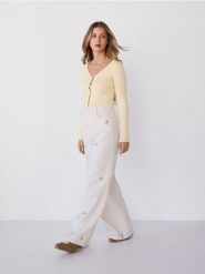 Jeansy wide leg z haftem - złamana biel. Jeansy Reserved, bez wzorów. Za 149.99 zł.