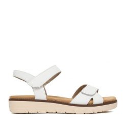 Sandały Remonte. Białe sandały Remonte, bez wzorów, bez obcasa, na płaskiej podeszwie, bez zapięcia. Za 369.99 zł.