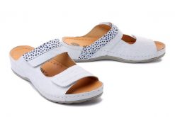 DR. BRINKMANN 700048-03 weiss, klapki profilaktyczne damskie. Białe klapki Dr. Brinkmann, bez wzorów, ze skóry, bez obcasa. Za 244.93 zł.