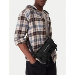 Saszetka Quiksilver. Czarne torby na ramię Quiksilver, bez wzorów, młodzieżowe, bez dodatków. Za 129.99 zł.