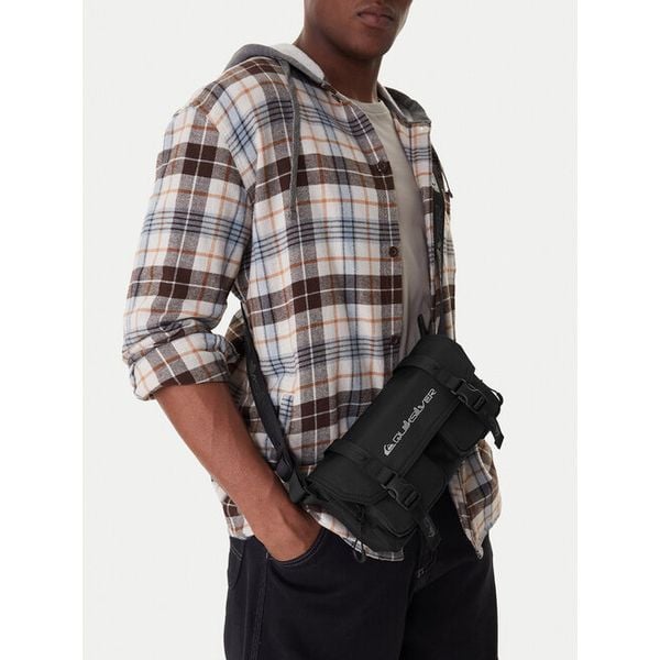 Saszetka Quiksilver. Czarne torby na ramię Quiksilver, bez wzorów, młodzieżowe, bez dodatków. Za 129.99 zł.