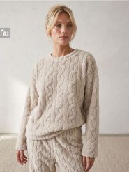 Polarowa góra od piżamy z tłoczonym wzorem warkoczowym - kremowy. Białe piżamy Sinsay, bez wzorów, z polaru, bez ramiączek. Za 45.99 zł.