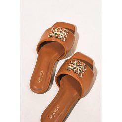 Klapki Nine West. Brązowe klapki Nine West, bez wzorów, bez obcasa. Za 118.99 zł.