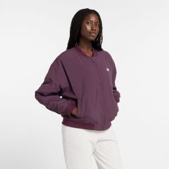 Kurtka damska New Balance WJ43511PLN – fioletowa. Fioletowe kurtki sportowe New Balance, m, bez wzorów, z materiału, bez kaptura. Za 199.99 zł.