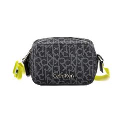 Torebka w kolorze czarnym ze wzorem. Czarne torby na ramię Calvin Klein, bez wzorów, z materiału, na ramię, bez dodatków. W wyprzedaży za 299.95 zł.