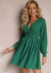 Zielona Sukienka Mini z Trójkątnym Dekoltem i Marszczoną Talią Ozdobiona Guzikami Bulwina. Zielone sukienki Renee, l, bez wzorów, eleganckie, bez kołnierzyka, bez ramiączek, mini, kopertowe. Za 129.99 zł.
